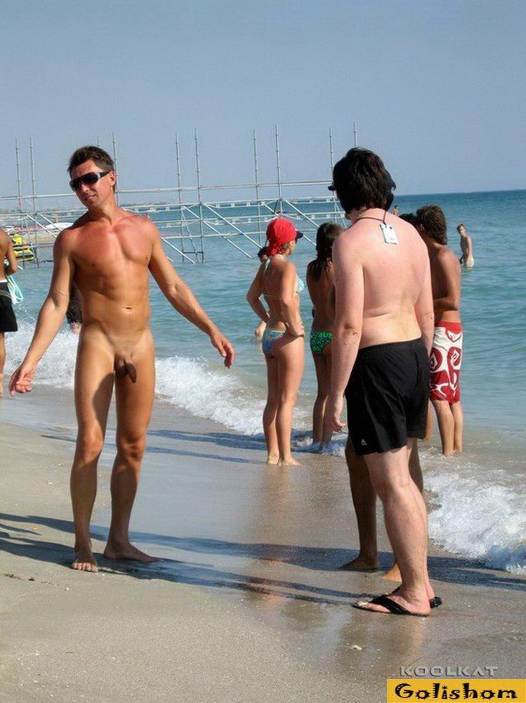Голые парни на пляже 