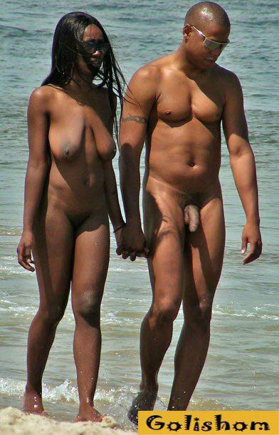 Голые нудисты прогуливаются парами по пляжу