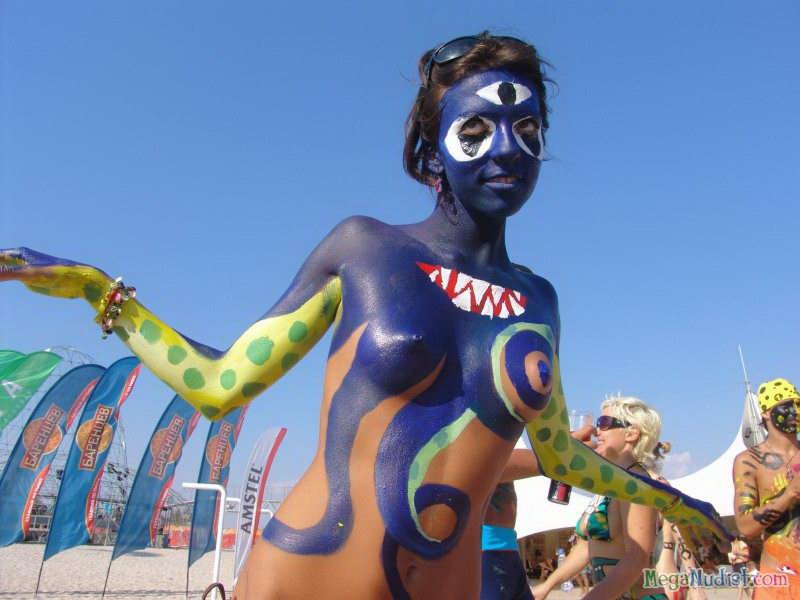 Фестиваль эротического боди-арта на берегу моря порно фото
