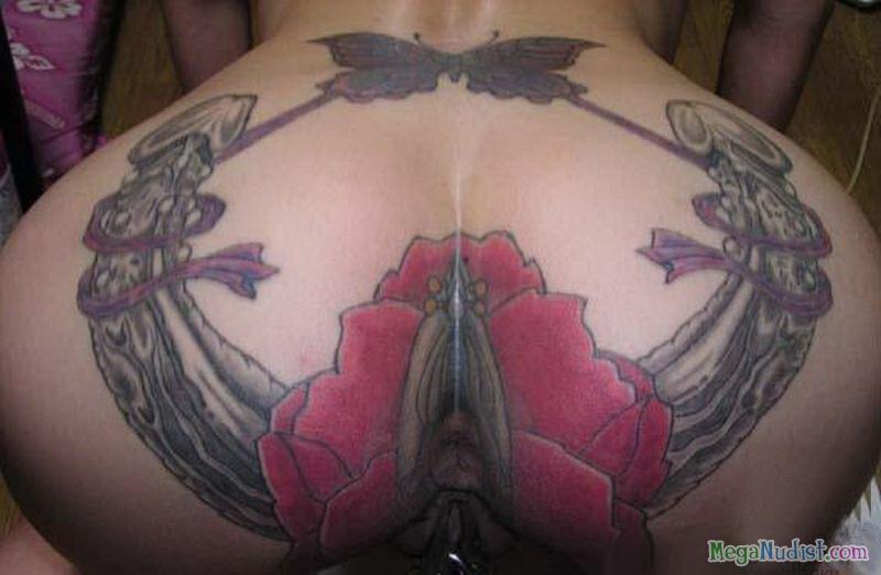 Смуглая сучка с большой жопой и татуировками на теле порно фото бесплатно
