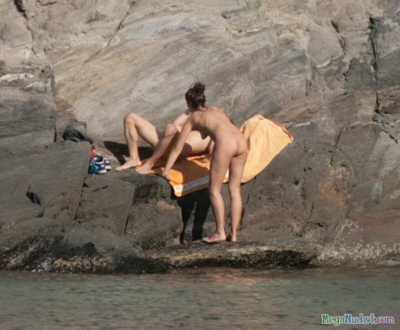 Секс на пляже снятый скрытой камерой.