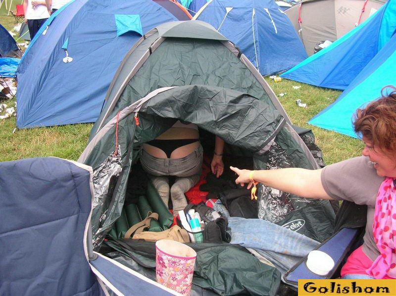 Голая в палатке не теряет времени даром 