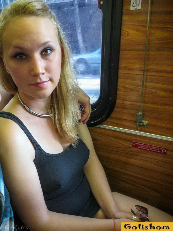 Девушка показывает грудь в общественном транспорте фото