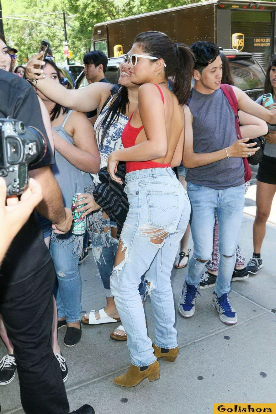 Селена Гомес появилась на вечеринке в рваных джинсах и в обтягивающей майке