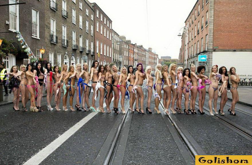 Участницы "Мисс бикини Ирландии 2015" сняли бюстгальтеры на улице