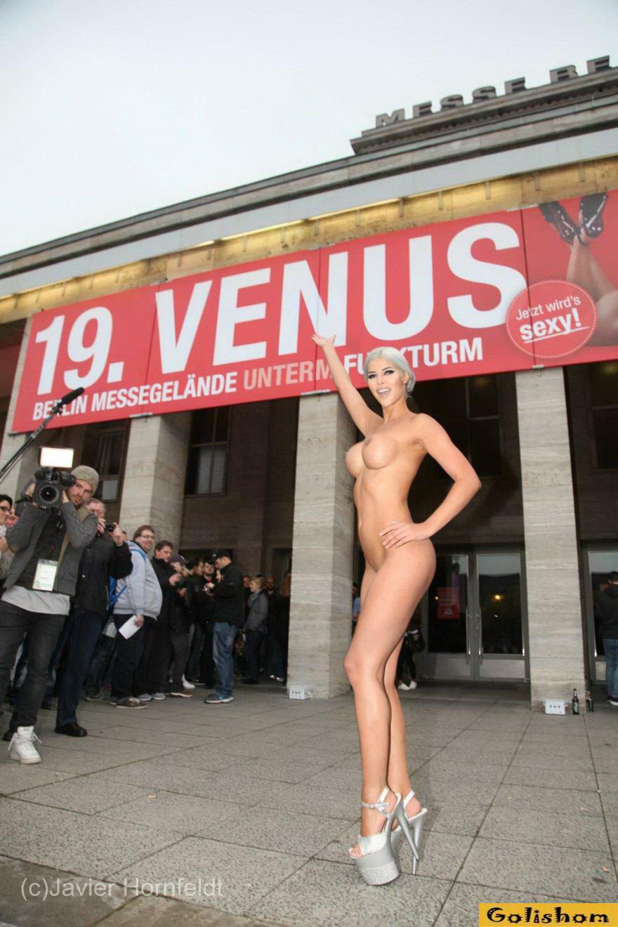 Микаэла Шефер полностью разделась на Venus-2015