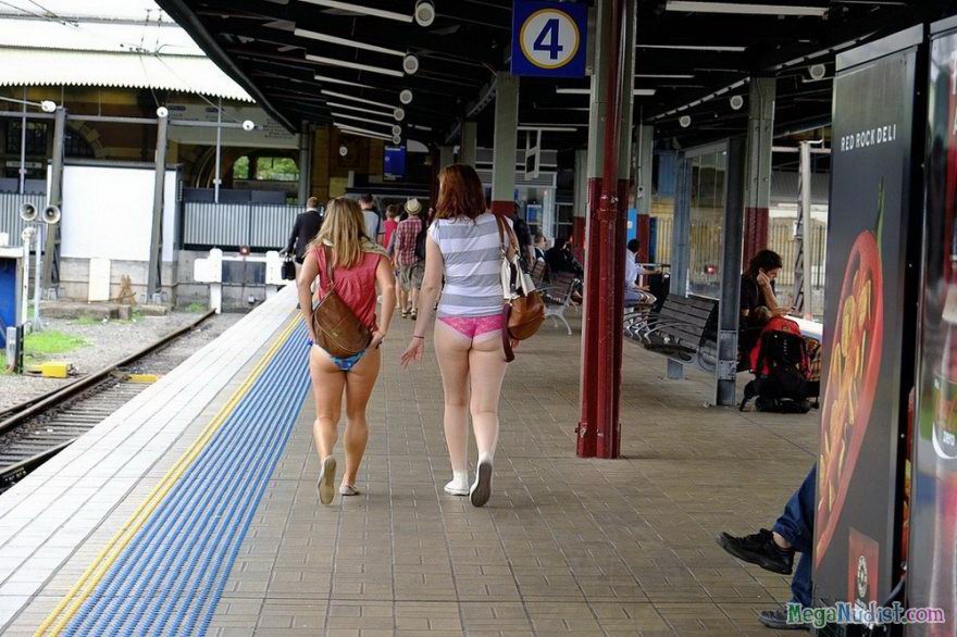 Молодая брюнетка из Болгарии снялась в любительском видео она гуляет голой в общественных местах привлекая внимание