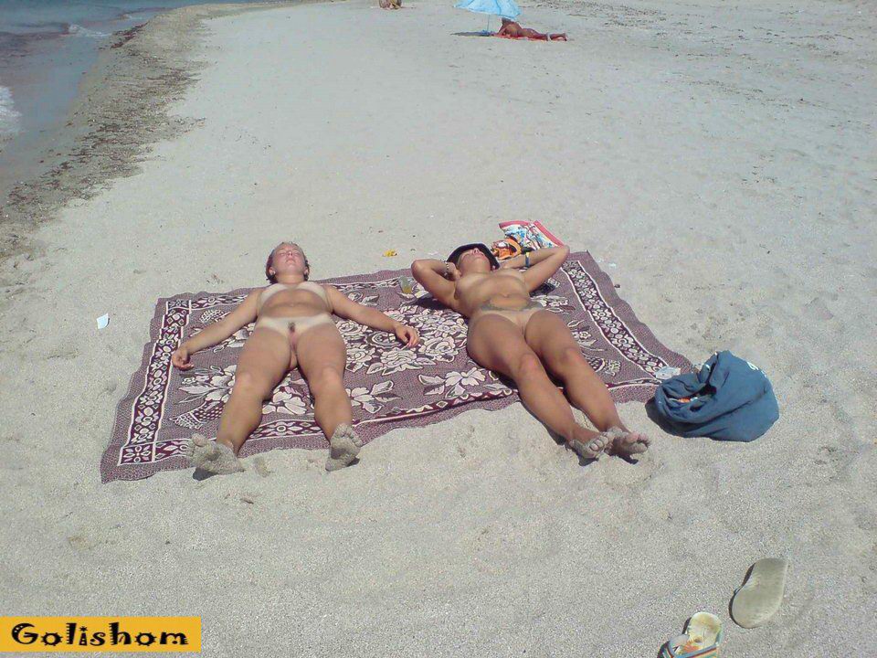 Красивые сучки на нудистском пляже загорают и трахаются - 140 фото