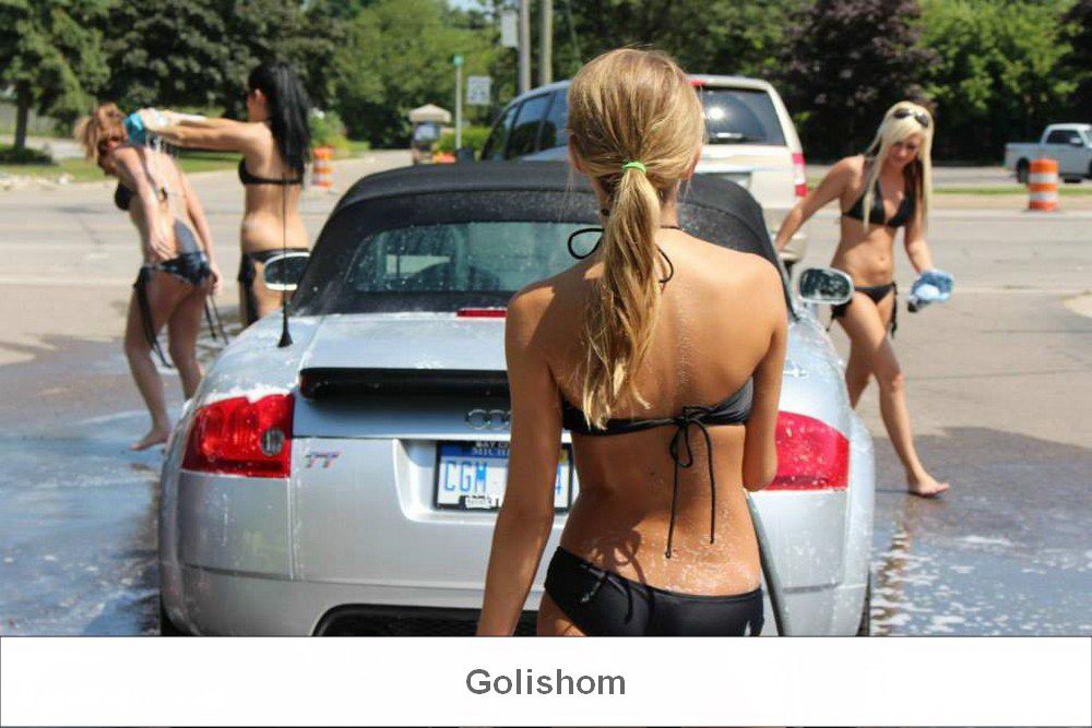В США очень популярны автомойки с девушками в бикини