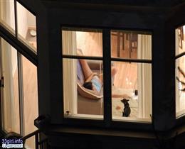 Скрытая камера через окно-девка мастурбирует дома
