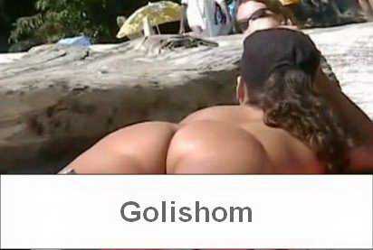 Секси нудистка лежит на пляже видео