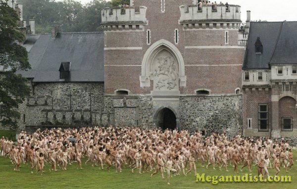 800 человек снялись голые в старинном замке