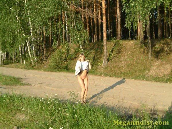 Очаровательная русская нудистка на природе
