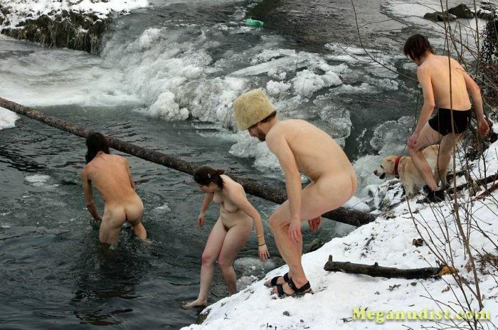 Зимнее купание нудистов в реке