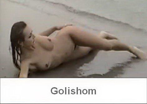 Красивая нудистка резвится на пляже видео