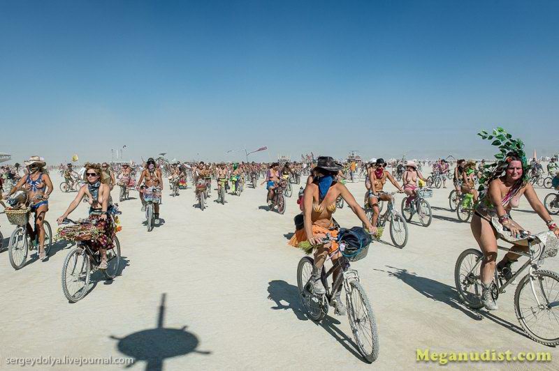 10.000 голых нудистов в пустыне - 60 фото