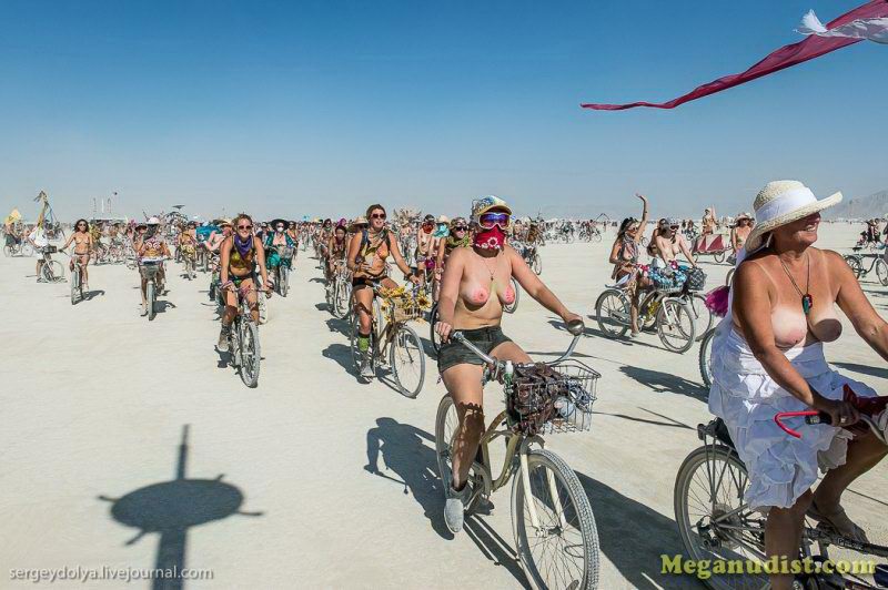10.000 голых нудистов в пустыне - 60 фото