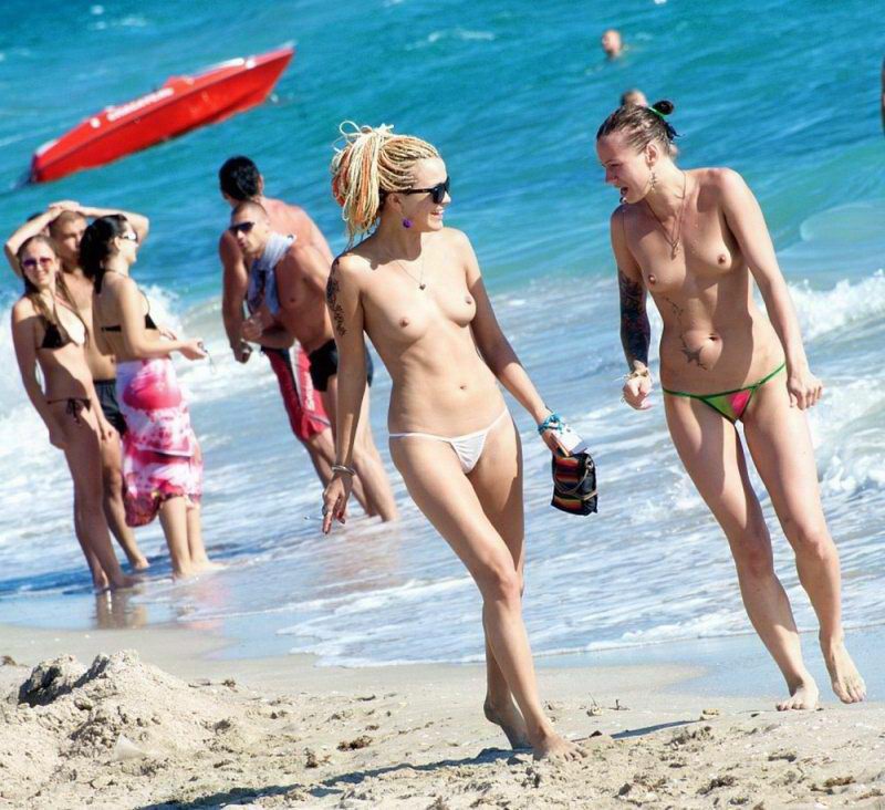 Обнаженные девушке на пляжах