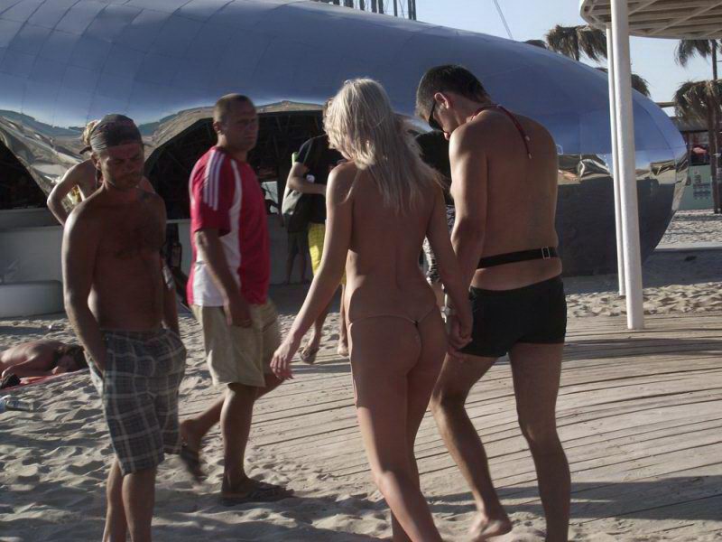 Девушки на пляже голые