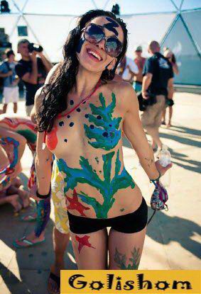 Красивые тела девушек разрисованы красками