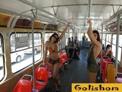 Голые девушки в автобусе на публике