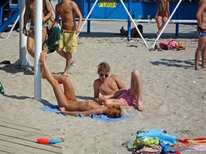Девушки на пляже нудисты фото