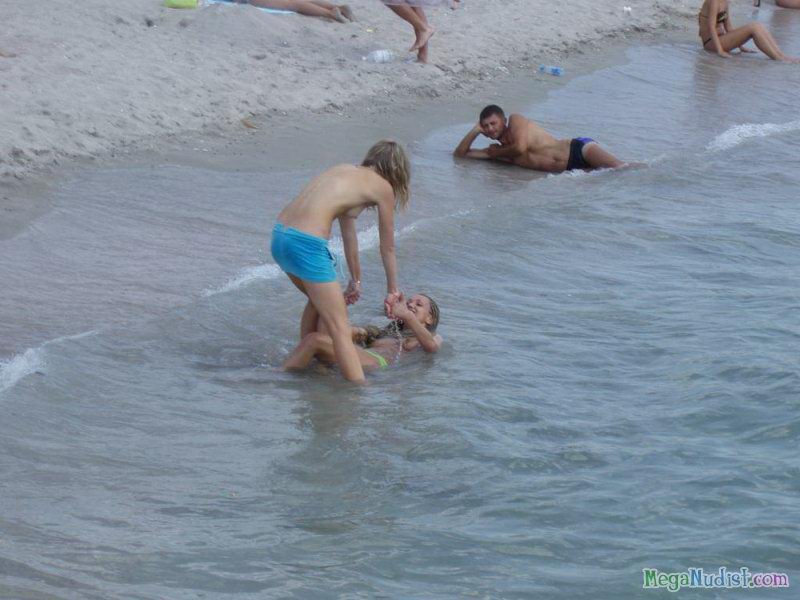 Красивые фото нудистов с пляжей Крыма