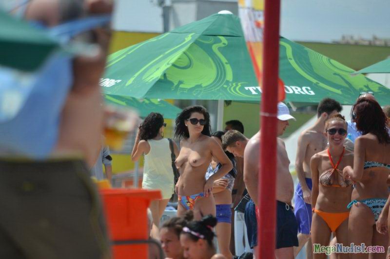 Голые нудисты на пляжах Румынии