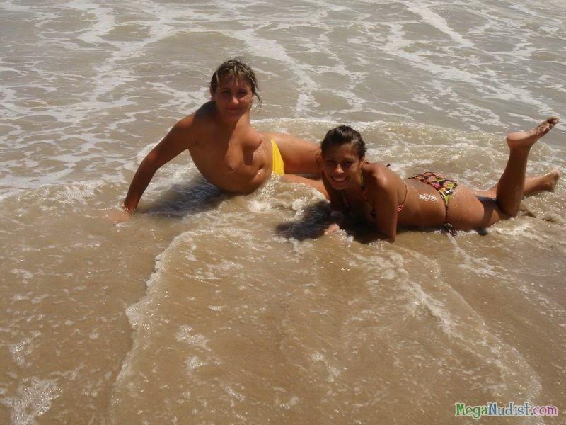 Веселые нудисты на пляже, красивые фото