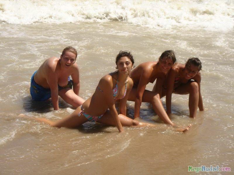Веселые нудисты на пляже, красивые фото