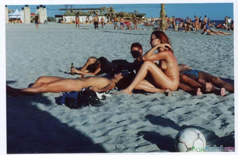 Много нудистов на пляже в Казантипе