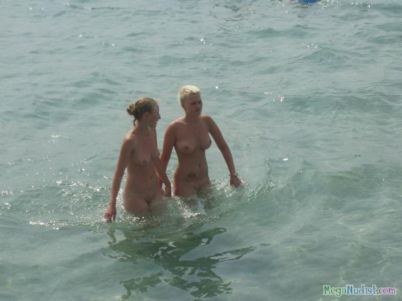Много нудистов на пляже в Казантипе