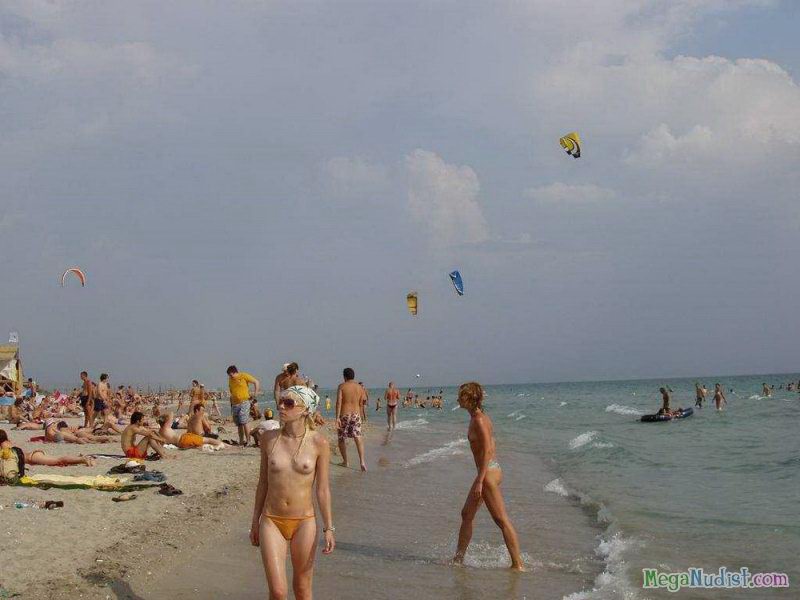 Красотки нудистки на пляже без купальников