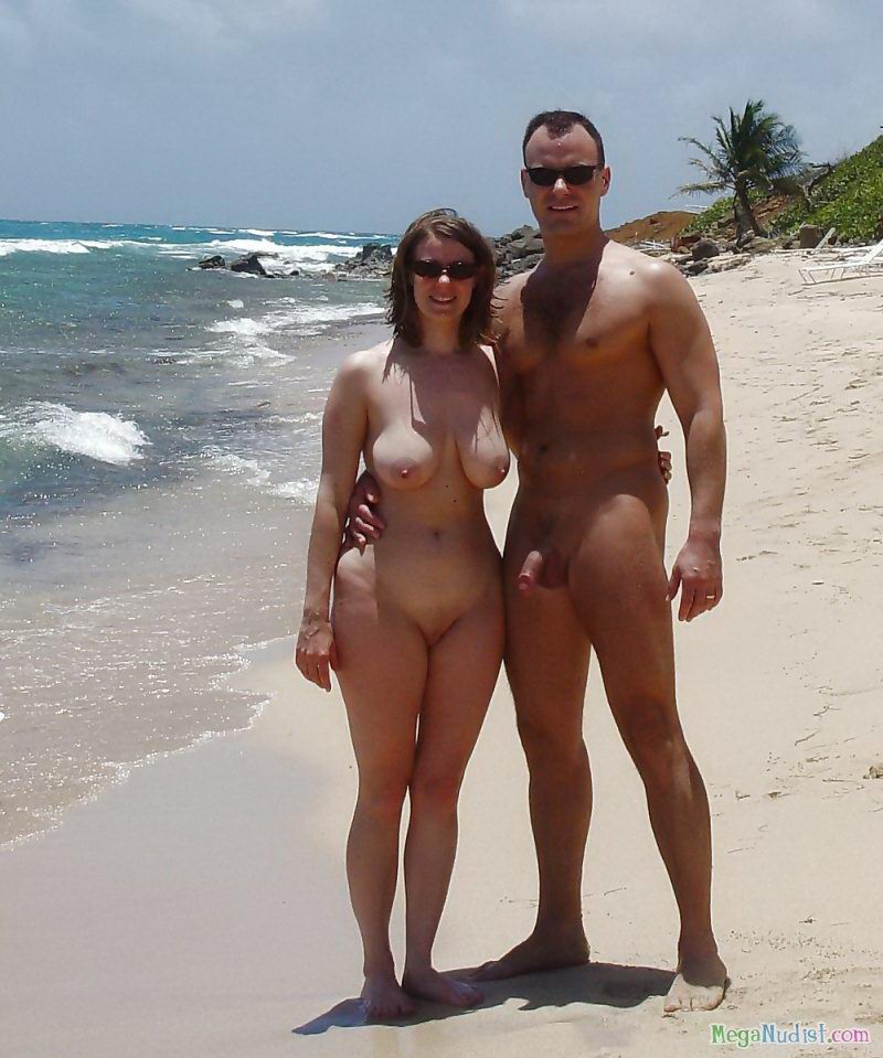 Семейные пары нудистов на пляже.