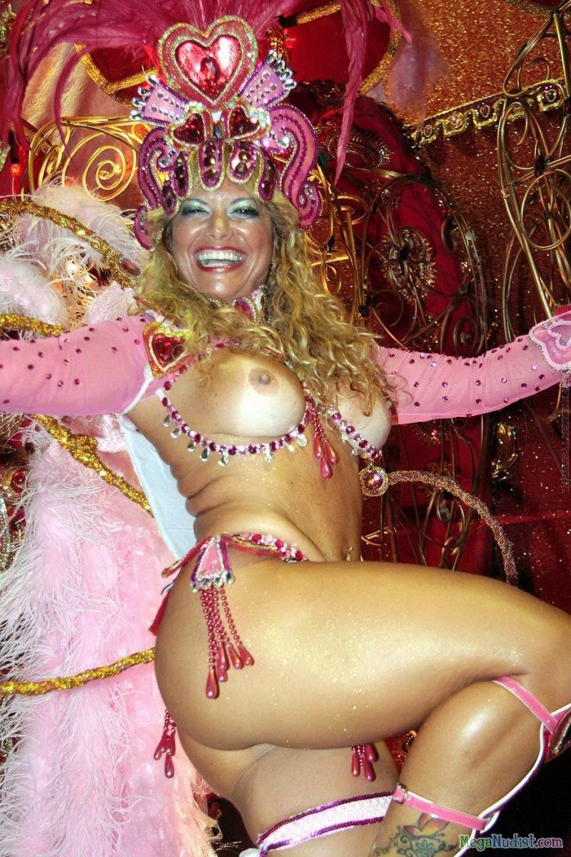 Латинские девушки в эротическом карнавале