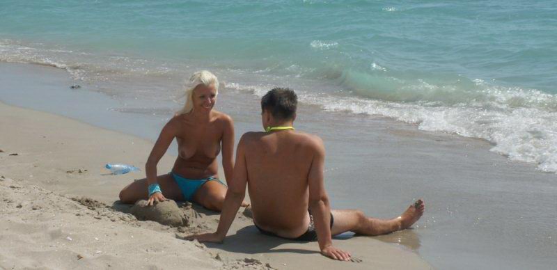 Нудисты покоряют Крымские пляжи фото