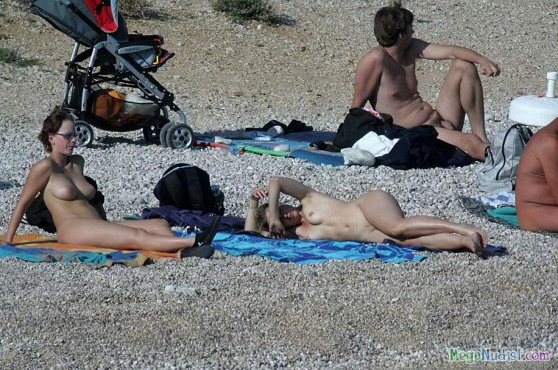 Группы нудистов дурачатся на пляже фото