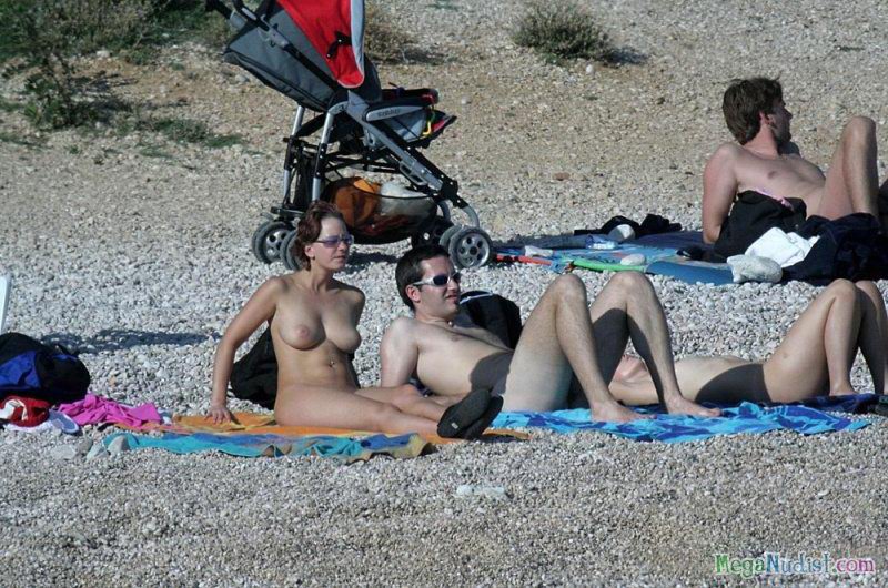 Группы нудистов дурачатся на пляже фото