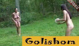 Молодые нудистки играют в волейбол на природе видео