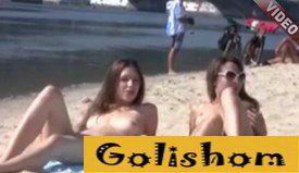 Девушки нудисты отдыхают на пляже в Киеве