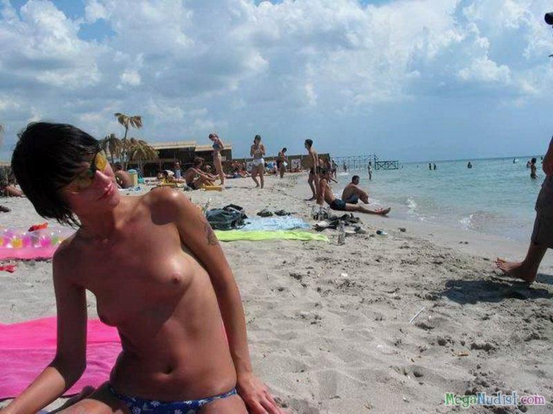 Большой пляж с голыми нудистками