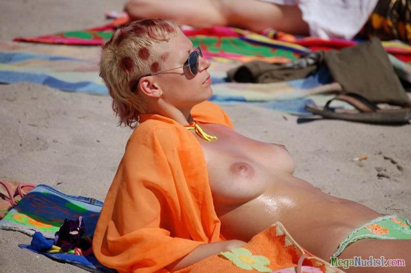 Девушки на пляже голые