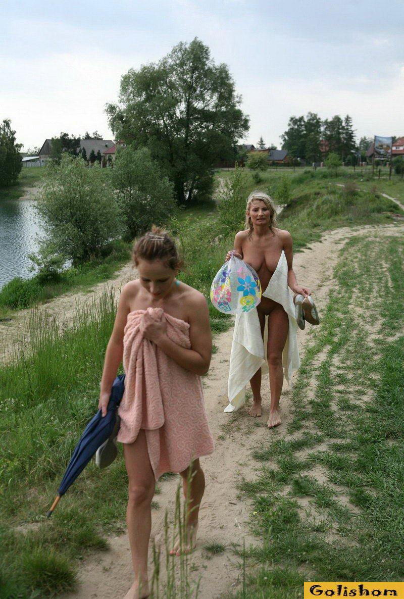 Голые девки купаются в реке (81 фото)