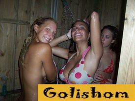 Девушки принимают душ в различных местах