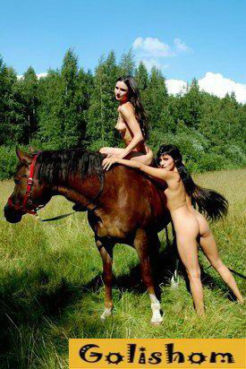 Голые красотки на лошадях