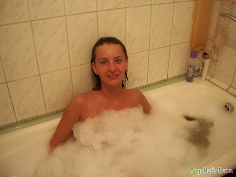 Девушка в ванной