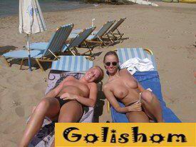 Девушки нудистки резвятся на пляже
