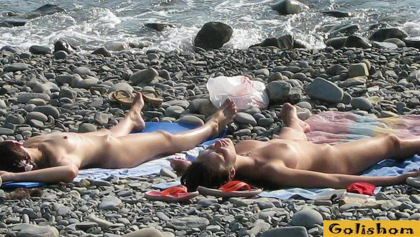 Спелая мамочка отдыхает голая на диком пляже в Геленджике фото