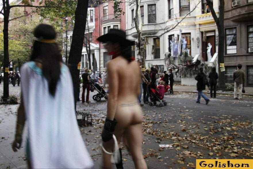Эрика Симон 6 лет снимается голой на улицах Нью-Йорка.