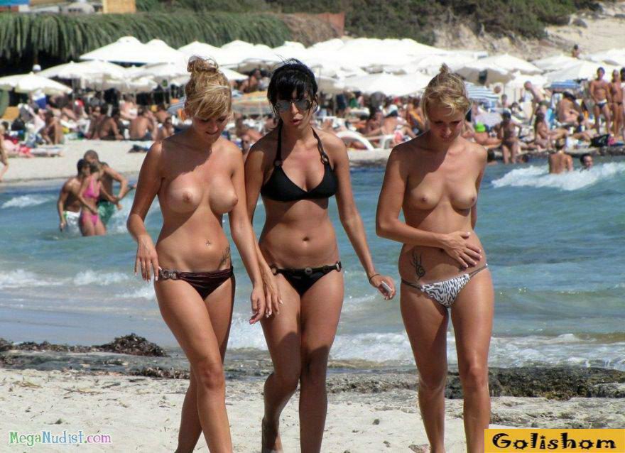 Девчонки голышом щеголяют на пляже (15 фото эротики)